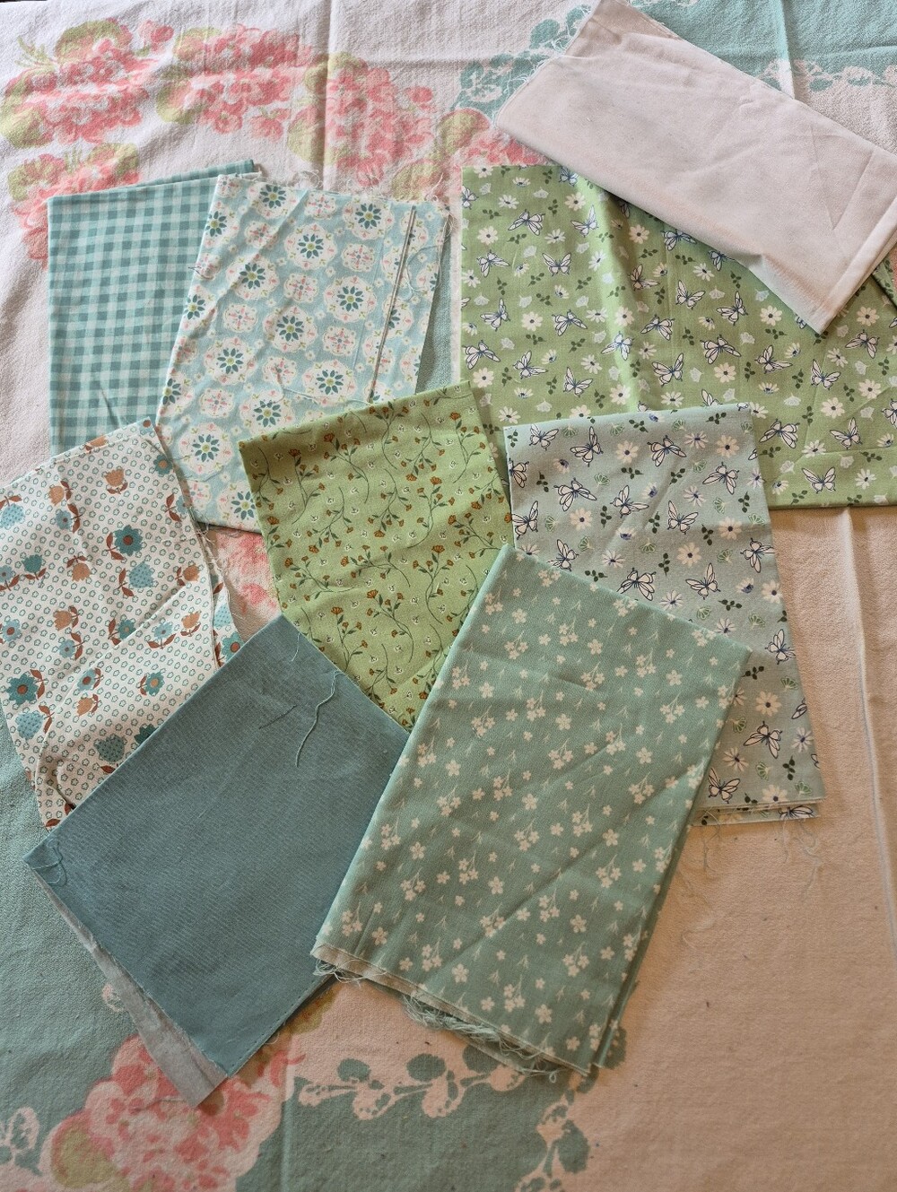 FABRIC!  Assorted & Scrappy Sizeable Cuts! VINTAGE. Green & Aqua Quilting Bundle